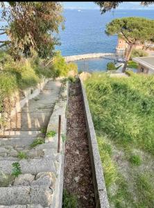 una pista ferroviaria su una collina vicino all'oceano di Alloggio da sogno nel verde di Posillipo a Napoli