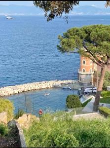 un faro in mezzo a un corpo d'acqua di Alloggio da sogno nel verde di Posillipo a Napoli