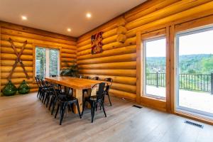 uma sala de jantar em madeira com uma mesa e cadeiras em Le Grand Phoenix - lake side & jacuzzi em Saint Come