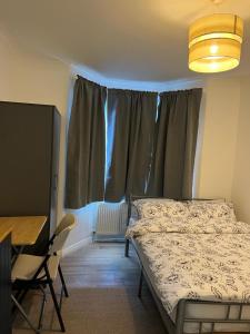 מיטה או מיטות בחדר ב-Oxborne Rooms UK - Wyatt
