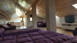 1 dormitorio con 2 camas y TV de pantalla plana en Villa Cuesta Colorada, en Huétor Santillán