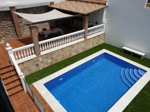 an overhead view of a swimming pool in a yard at Villa Cuesta Colorada in Huétor Santillán