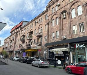 eine Stadtstraße mit Autos, die vor den Gebäuden geparkt sind in der Unterkunft Comfy Apartment in Center in Yerevan
