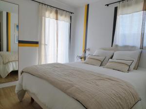 1 dormitorio blanco con 1 cama blanca grande con almohadas en Maison Veyrier du Lac, à 10 min à pied de la plage, en Veyrier-du-Lac 21 fotos más