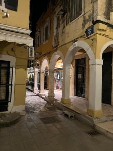 Une rue vide avec des arches sur un bâtiment dans l'établissement Louisa's Studio, à Corfou 4 autres photos