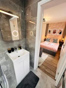 Ванна кімната в R4 - Newly renovated En-Ensuite Private Room with own Kitchenette in Birmingham - Halesowen