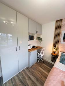 um quarto com uma cama e uma secretária em R4 - Newly renovated En-Ensuite Private Room with own Kitchenette in Birmingham - Halesowen em Quinton