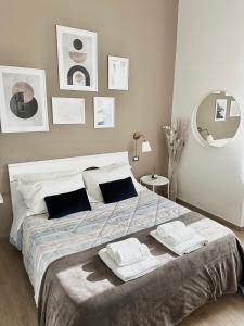 sypialnia z dużym łóżkiem z dwoma ręcznikami w obiekcie Fanciulla D'Anzio Home w Anzio