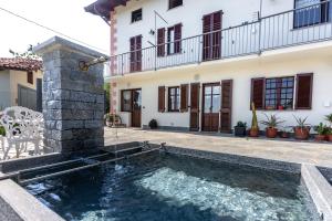 basen na dziedzińcu domu w obiekcie Residence la Sorgiva w mieście Pollone
