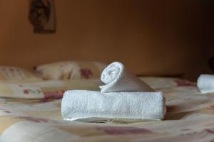 uma toalha sentada em cima de uma cama em Mountain House Skimont, Blidinje em Blidinje