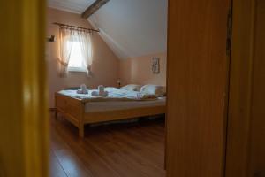 um quarto com uma cama e uma janela em Mountain House Skimont, Blidinje em Blidinje