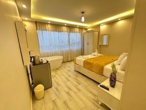 um quarto de hotel com uma cama e uma banheira em Happy pyramids view em Kafret el-Gabal