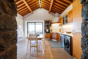 a kitchen with a table and chairs in a room at Casa da Belavista with Jacuzzi in Nordeste