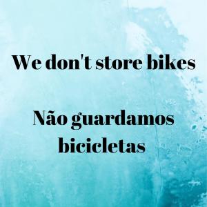 zdjęcie samochodu ze słowami "nie przechowujemy rowerów nograndmas" w obiekcie PÊPA Guesthouse w mieście Setúbal