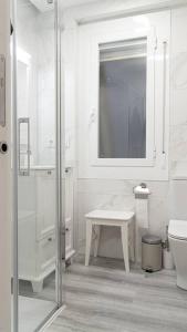 Ένα μπάνιο στο Omega Suites