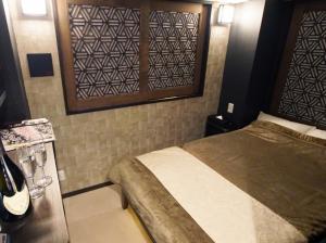 - une chambre avec un lit et une fenêtre dans l'établissement Hotel Opera, à Tokyo