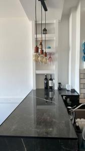 cocina con encimera negra en una habitación en Dpto zona Güemes y Olavarria en Mar del Plata