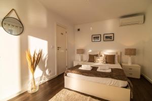 ノルデスチにあるCasa da Belavista with Jacuzziのベッドルーム1室(ベッド1台、大きな窓付)