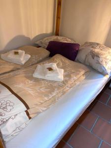 2 camas con toallas y almohadas encima de ellas en Ferienhaus Almenland en Arzberg