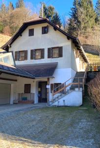 una gran casa blanca con una escalera delante de ella en Ferienhaus Almenland, en Arzberg