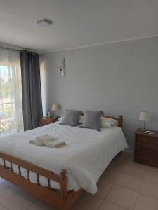 1 dormitorio con 1 cama grande con sábanas blancas en Pircas De Arboleda en Salamanca