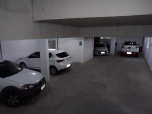 Thiferer Hostel في فيكوسا: مجموعة من السيارات تقف في مرآب للسيارات