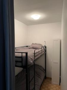 1 dormitorio con 1 litera en una habitación en Face à la mer, au Zénith en Palavas-les-Flots
