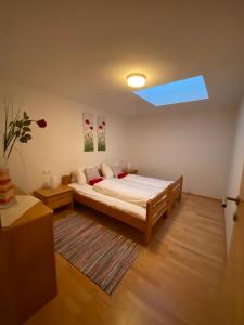 a bedroom with a bed and a skylight at Ferienwohnung Bindl in Ulrichsberg
