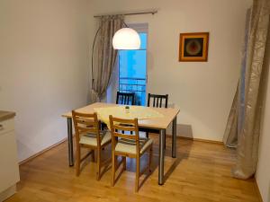 una sala da pranzo con tavolo e sedie di Ferienwohnung Bindl a Ulrichsberg