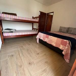 Cama ou camas em um quarto em Pousada e Galeria Mestre dos Magos