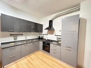 una cucina con lavello e fornello di Clodia Skyline a Chioggia Altre 10 foto