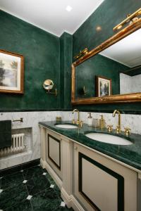 摩德納的住宿－Domus Tua，浴室设有2个水槽和镜子