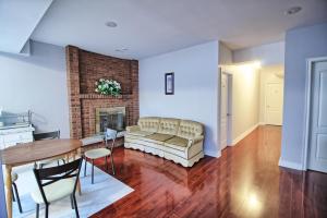 uma sala de estar com um sofá e uma mesa em Bright Basement & Private Bathroom, free Parking em Vaughan