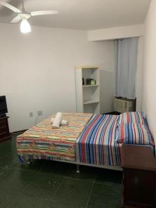 sypialnia z łóżkiem z dwoma ręcznikami w obiekcie Hospede-se em uma fabulosa casa de temporada em Búzios com 03 quartos! w mieście Búzios