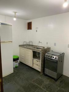 uma cozinha com um lavatório e um fogão em Hospede-se em uma fabulosa casa de temporada em Búzios com 03 quartos! em Búzios