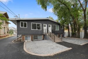 una casa negra con entrada en Renovated Flat near Historic 25th Street, 2BR 1BA, en Ogden