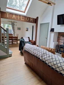 un soggiorno con letto e tavolo di Rose Cottage a Killarney