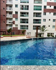una gran piscina frente a un edificio en Apartamento vista ao mar en São Luís