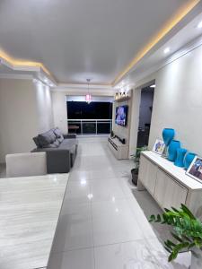 sala de estar con sofá y TV en Apartamento vista ao mar en São Luís