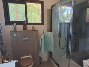 uma casa de banho com um chuveiro e um WC. em chambre appartement terrasse em Fréjus