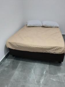 Bett in einer Ecke eines Zimmers in der Unterkunft Pousada Belaisa in Matinhos