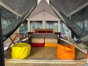 una tienda con una cama y dos bolsas en ella en Bunga Lotus Glamping - Otoch Nacom en Tulum