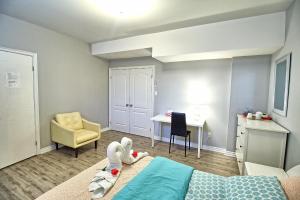 Bright Basement & Private Bathroom, free Parking في فوغان: غرفة نوم بسرير ومكتب وكرسي