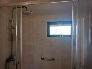 una doccia con finestra in bagno di T1 na Casa da Quinta S José a Praia de Mira Altre 31 foto