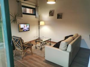 un soggiorno con un divano e un tavolo di T1 na Casa da Quinta S José a Praia de Mira