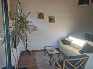 un soggiorno con un divano e un tavolo di T1 na Casa da Quinta S José a Praia de Mira