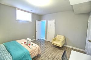 sypialnia z łóżkiem, krzesłem i oknem w obiekcie Bright Basement & Private Bathroom, free Parking w mieście Vaughan