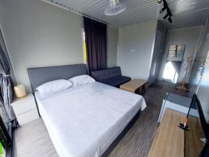 Кровать или кровати в номере SF Homestay