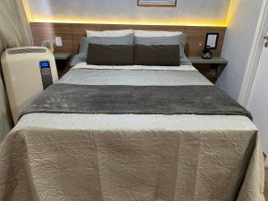 En eller flere senge i et værelse på Studio Paris prox Metro Bras Feirinha Madrugada Templo Salomão