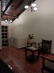 - un salon avec une table et une chaise dans l'établissement Casa en Comayagua cerca de Palmerola, à Comayagua